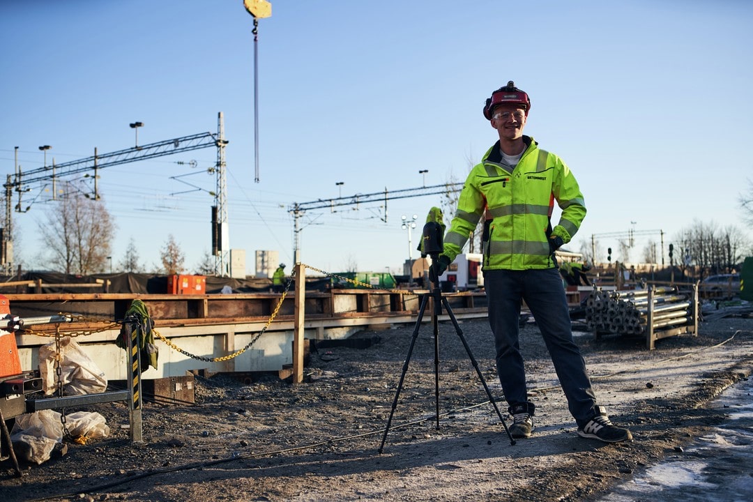 Photo of Christopher Carlsen, Head of Innovation at Betonmast at the construction jobsite. Christopher Carlsen is happy using Imerso platform